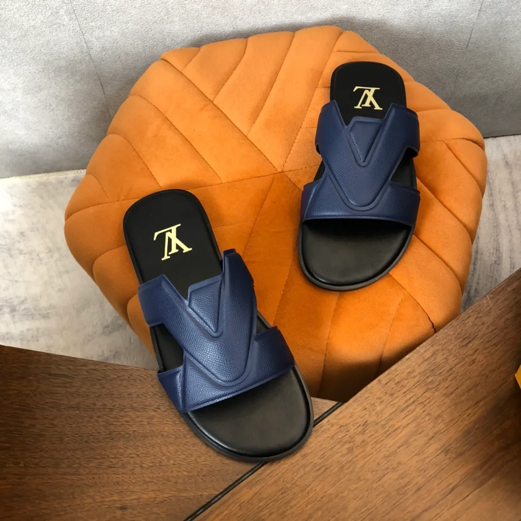 Factory price: 270💰LV counters are selling new brand luxury men's slippers, casual, loose and comfortable. The must-have model in the picture above [Happy][Happy], multiple colors available Size: 38-44, customized 45